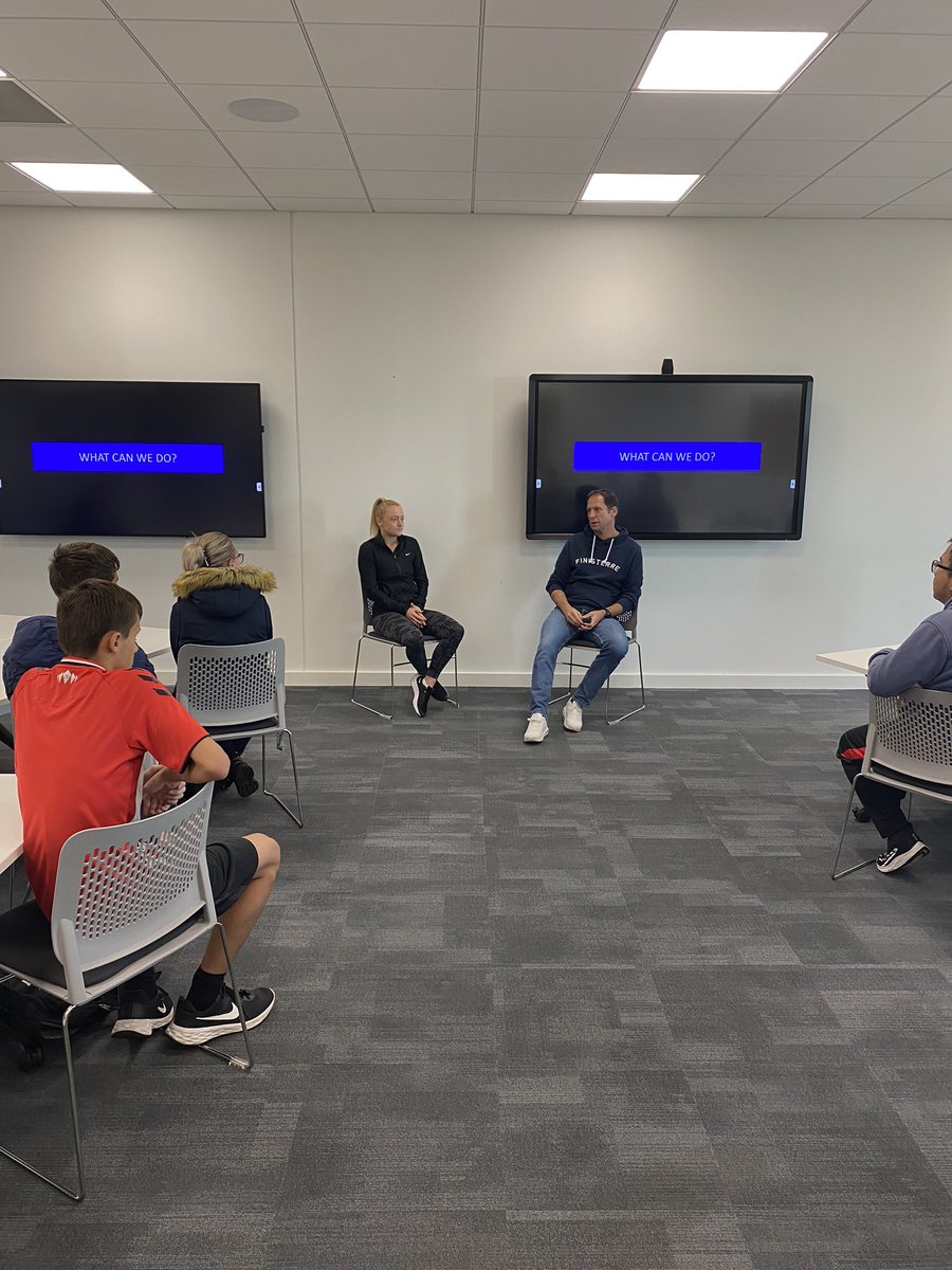 CPD opportunities continue. Today we have @c_nev1 discussing the female game with @SaintsFCWomen professional @x_lumsden all for the benefit of our @Football_BSc and @SolentCoachEd students. The womens game deserve visibility, praise and Beth is certainly a role model to all.