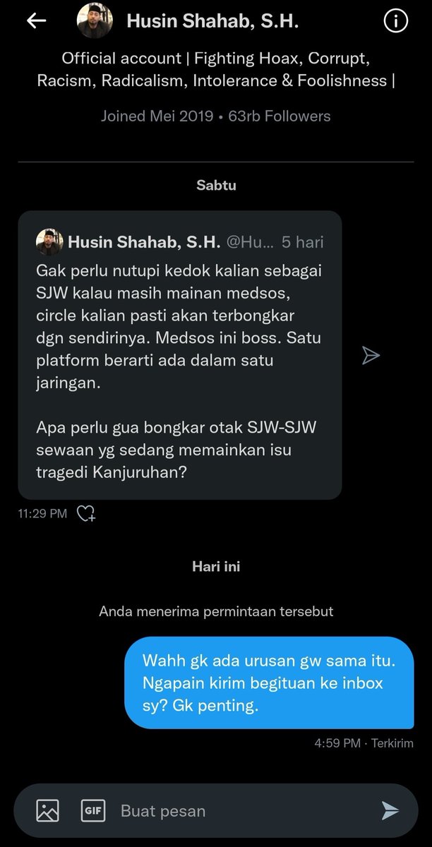 Coba dulu anda klarifikasi ini, apa maksud anda kirim beginian ke Inbox saya? Mau mengancam saya dengan fitnah? Atau apa? Jelaskan ke publik. Saya gak ada urusan dgn isu kanjuruhan. 

Temen2 retweetkan kembali agar sampai ke yang bersangkutan karena saya di blok dia 🙏