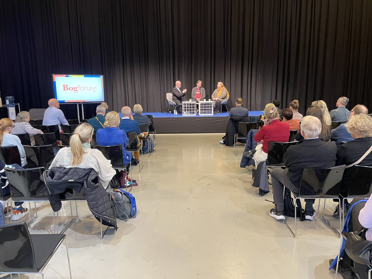 DKbibforening's tweet photo. Hver 5. borger i DK er udfordret i det digitale samfund. Hvordan får vi alle med, og hvad er bibliotekernes rolle - det diskuterer @KnudsenLisbeth og @PawStergaard med @saintmichels på #bogforum lige nu #dkpol #dkbib #digitalisering https://t.co/HKrjCoQRBo