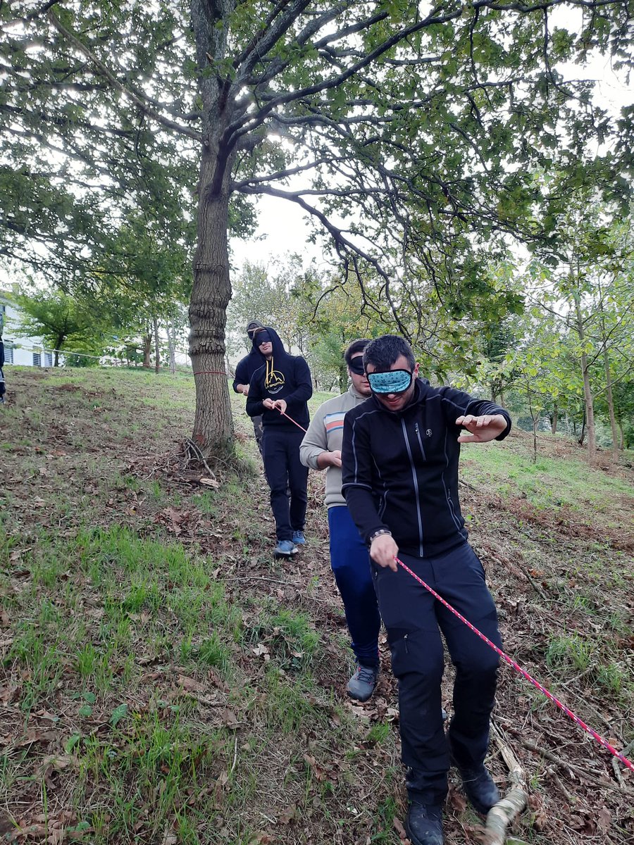 FraisoroEskola's tweet image. Ingurumen Hezkuntzako ikasleak  #Profor formazioa jasotzen. Baso pedagogia ikasi, irakatsi, bizi eta sentitu. Hainbat teknikatan trebatuko dira ondoren eskoletan aplikatu ahal izateko. Esperientzi polita. Mila esker Gema.
@ikaslangipuzkoa @alutzera  #LanbideHeziketa #naturkudeake