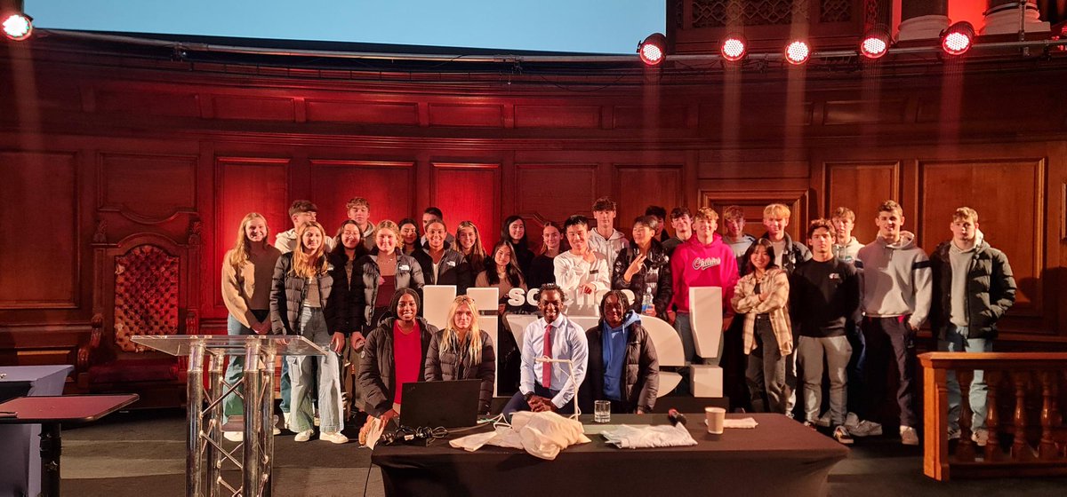 Our A level Chemistry students with speaker Dr Tim Gabriel 🧪 

🗣️Yesterday, some of our chemistry A level students received interesting lectures from chemists and the exam board at the A Level Science Live: Chemistry event in London.