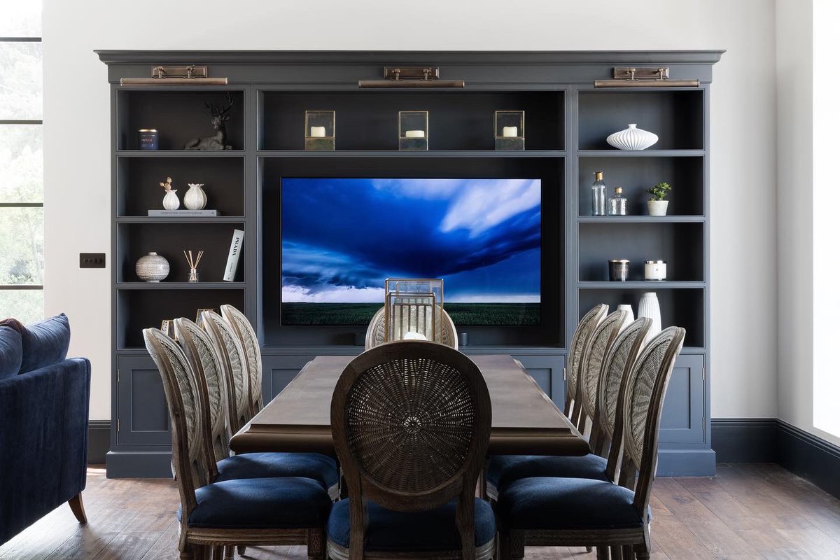 krantzdesigns's tweet photo. This media wall features mood lighting &amp; open shelving to zone the dining area. This allows for personalisation of your home by adding photo frames and touches of greenery. 

Who else would opt for a media wall? 

#KrantzDesigns #MediaWall #Bespoke #LuxuryHome #Interior https://t.co/Vhxh5NrsnT
