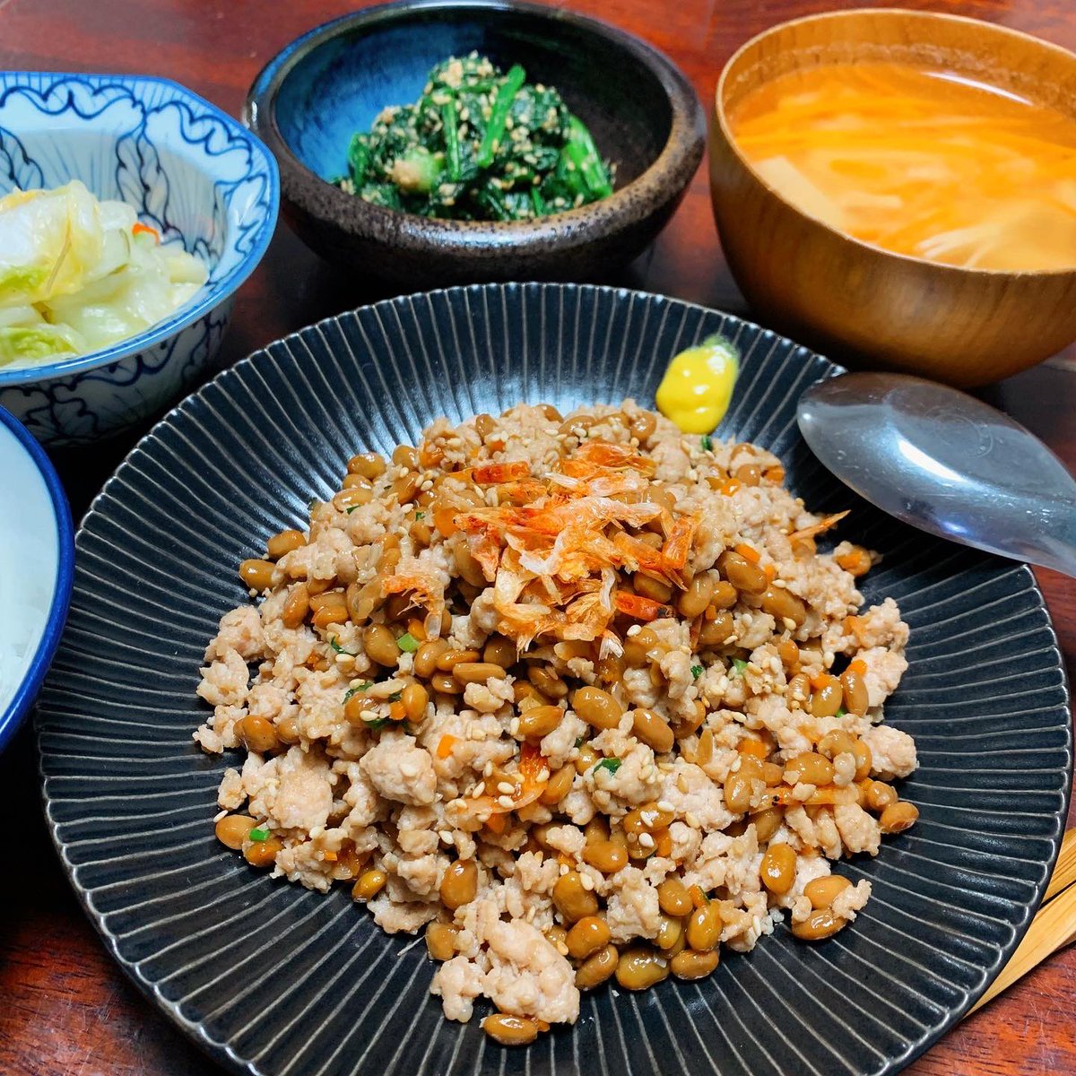 今晩は、"スタミナ納豆" と "白菜の漬物" と "ほうれん草の胡麻和え" と "人参とえのき茸の味噌汁" でした。