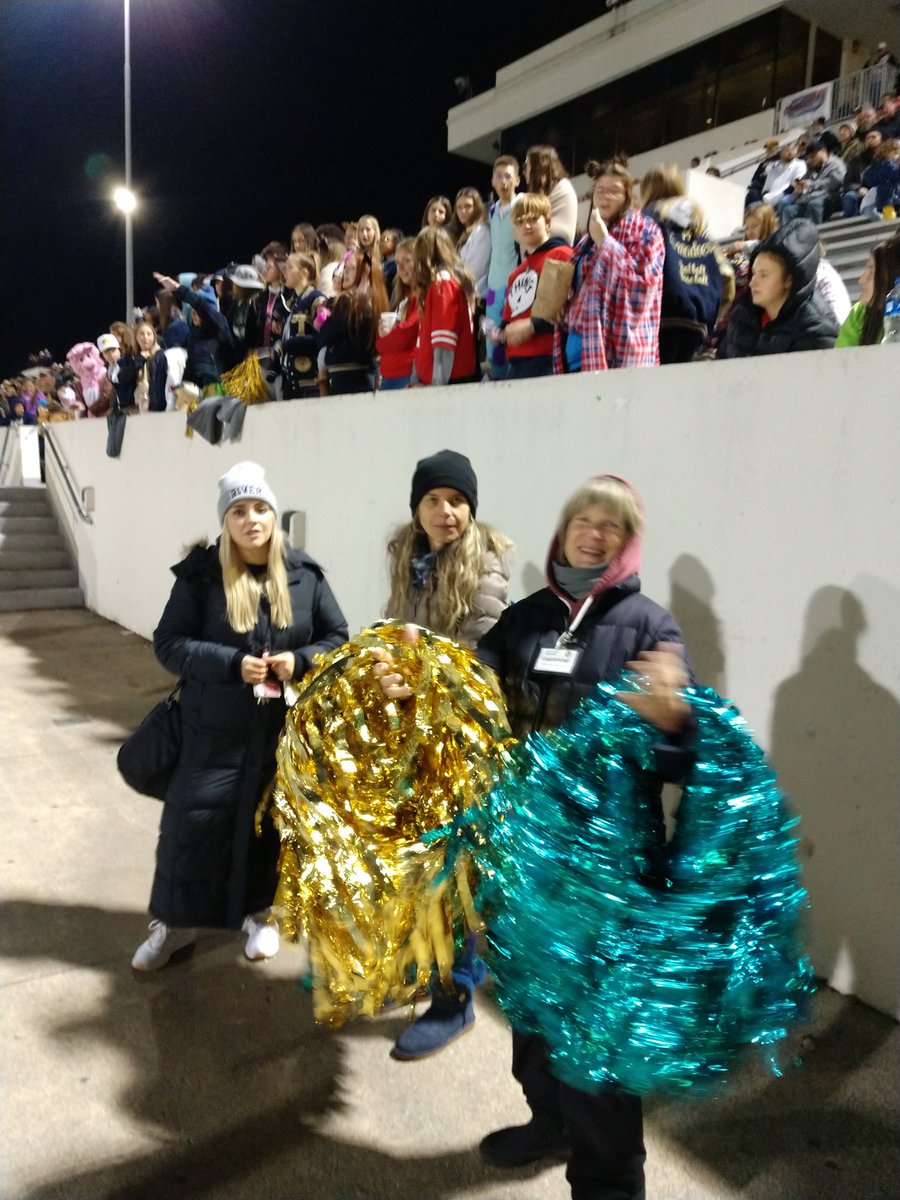 BandHam1's tweet photo. And some moments captured by our #PomCam
#teamworkmakesthedreamwork
#ChaperoneLife
#RrBandHam
@RRHSBand https://t.co/JerGZ2fyyg