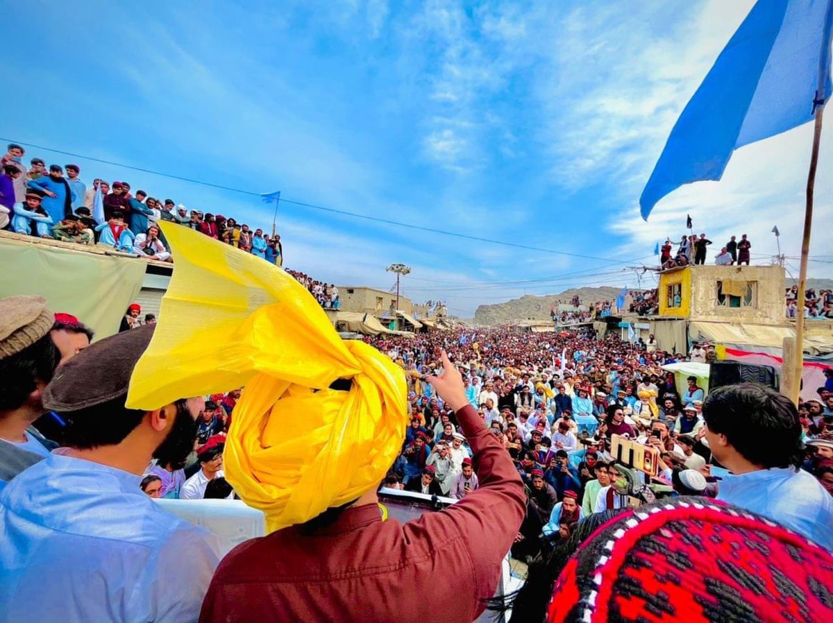 ManzoorPashteen's tweet photo. جنوبی وزیرستان اعظم ورسک میں ڈالری جنگوں کے خلاف پی ٹی ایم امن مارچ۔
کئی ہفتوں سے علاقے میں حالات خراب تھے اور عام عوام کی زندگی اجیرن بنا دی گئی ہے۔
پی ٹی ایم ظلم جبر، دہشتگردی اور دہشتگردی کے پالیسیوں کے خلاف اپنی عوام کے ساتھ ہے۔
#AzamWarsakAmanMarch https://t.co/NhGmmxgRAS