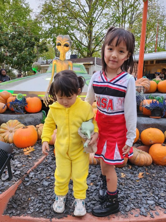 futuroscope's tweet photo. Nos visiteurs aussi ont sorti leurs plus effrayants costumes pour #Futuroween 😈

📸jm.diarys https://t.co/xTL80UTzxE