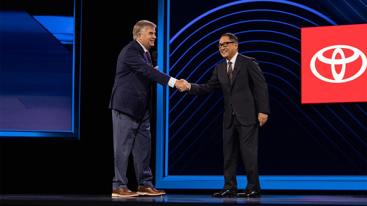 ToyotaMotorCorp's tweet photo. For the first time in three years, President Akio Toyoda attended Toyota's National Dealer Meeting in the U.S., bringing a great surprise for a special guest.
#ToyotaTimes #AkioToyoda #GlobalToyota #ToyotaDealers #HydrogenPoweredEngine
https://t.co/hEsUuA9MdR https://t.co/ENhQAZe3lh