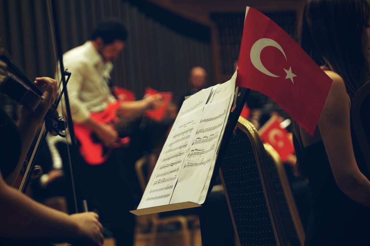 ilkeulaskuvanc's tweet photo. CSO Tarihi Salonda müthiş bir konser yaşadık. Beste ve orkestrasyonuna ek, şef partisyonunu da yazdığım ChildFaceofWar eserimin,şef Erol Erdinç yönetimindeki bu muazzam senfoni orkestrasınca icrası ve solist olarak sahnede olmak benim için eşsizdi.Nicelerine inşallah.
#DeliBando https://t.co/AZo1NDcu69