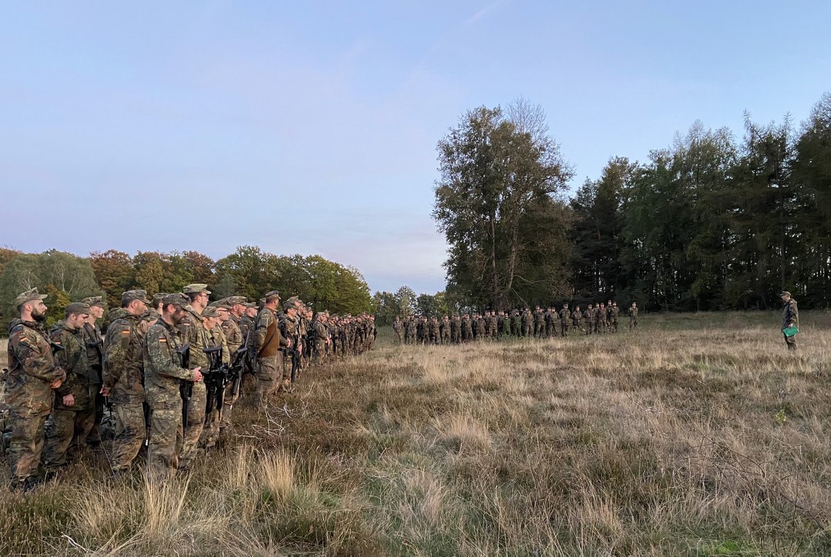 cirbw's tweet photo. Wie bedeutend #GeoInfo-Kräfte fürs Militär sind, sollte spätestens seit unserem #Rasputiza-🧵 https://t.co/cA4OV8p7VZ klar sein. Dass sich #ZGeoBw-#SoldatInnen im Einsatz auch selbst verteidigen können müssen, liegt auf der Hand. Die Übung #StarkerMercator trainiert genau das. https://t.co/xU8gTmH0IC