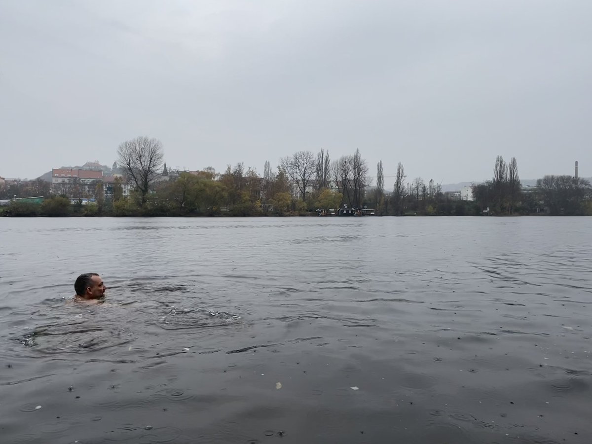 VMrozi's tweet photo. “Je konec, Frantíku. To nebyl kus dřeva. To jsou oni,” drkotal otec Povondra 🥶🏊🏻‍♂️#jsmetu #VysehradstiMrozi https://t.co/cLfRNsDLZM