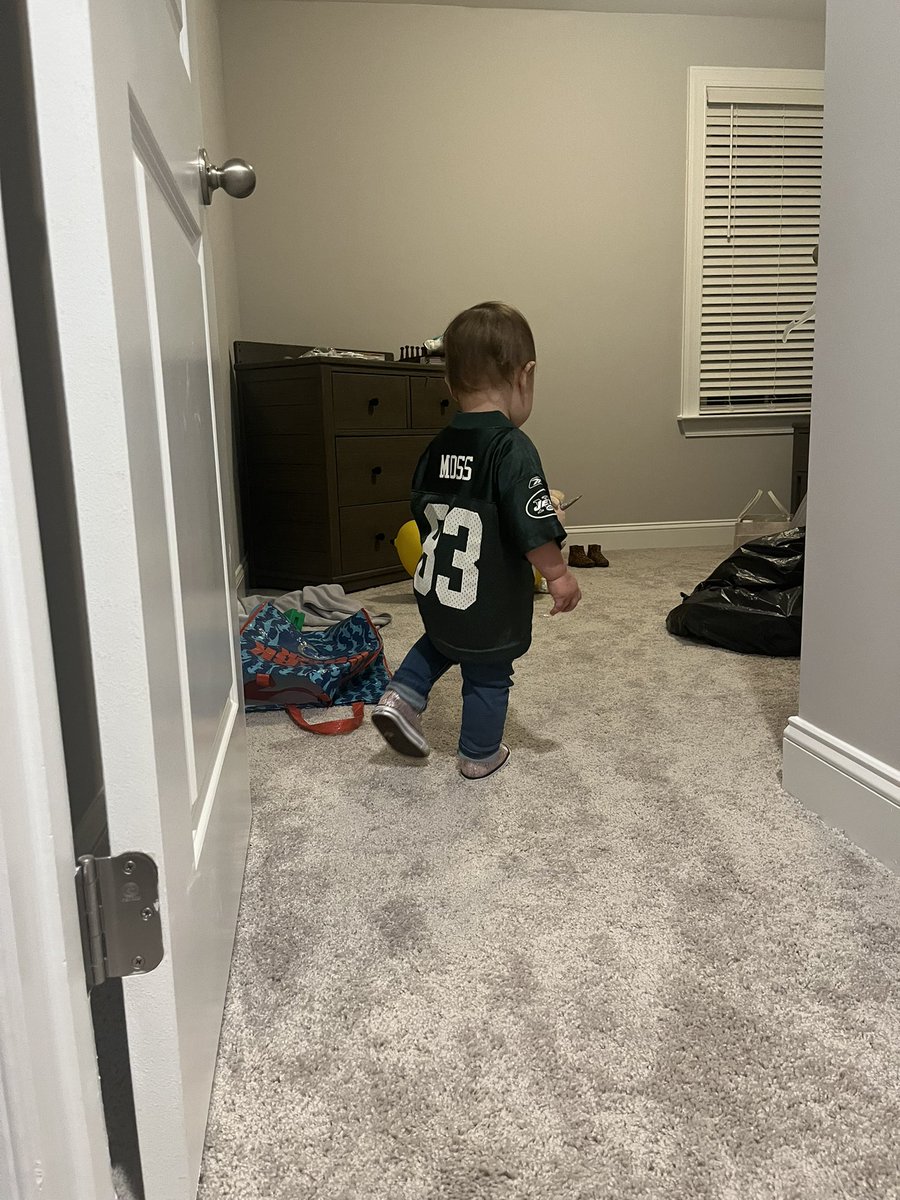 ReaseNewton's tweet photo. @EIGHTTODANINE @nyjets Ellie sporting her mom’s Santana Moss jersey on sports day at school. 😍 https://t.co/DahHFk7uob