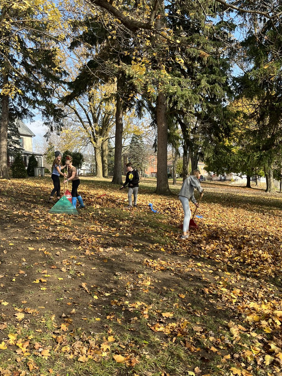 SarahBecker84's tweet photo. The perfect day for @HolyNameofMary to rake leaves on our fog day!!! The sun was shining and many students were demonstrating how they are collaborative contributors, caring family members and responsible citizens! 💙💛☀️🍂🍁 Way to go Challengers! https://t.co/TWcgQhdzxU