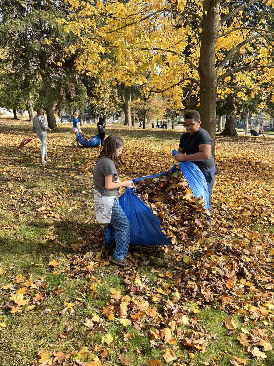 SarahBecker84's tweet photo. The perfect day for @HolyNameofMary to rake leaves on our fog day!!! The sun was shining and many students were demonstrating how they are collaborative contributors, caring family members and responsible citizens! 💙💛☀️🍂🍁 Way to go Challengers! https://t.co/TWcgQhdzxU