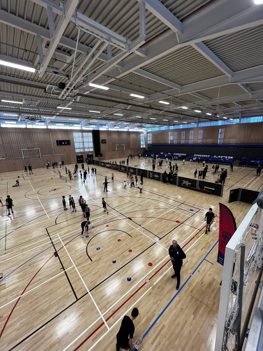 HullActiveSch's tweet photo. What a start for todays year 3/4 @BadmintonEnglnd Racket Pack Festival across at @HullUniSport with @PaulPBadminton
Outstanding leadership students from @siriusacademy delivering activity stations to 170 students from 11 primary schools this morning 🏸
#GetHullActive https://t.co/uy8bUPmXfz
