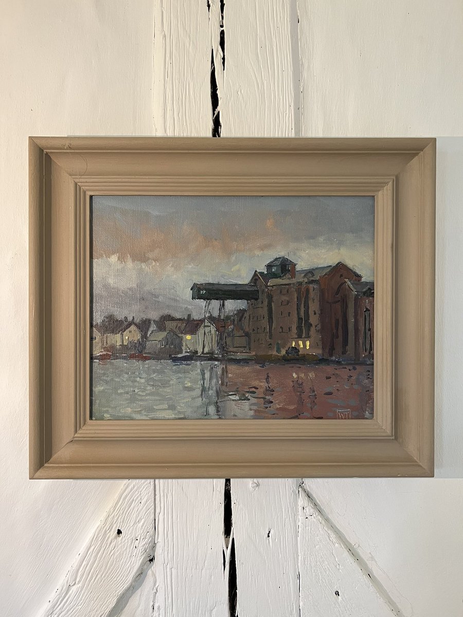 #wellsnextthesea by #contemporaryartist #willtopley. We love the way he has caught the natural light, the electric light and both playing on the surface of the water. A #painting that delivers plenty of #fridayfeeling. #happyweekend #northnorfolk #NORFOLK