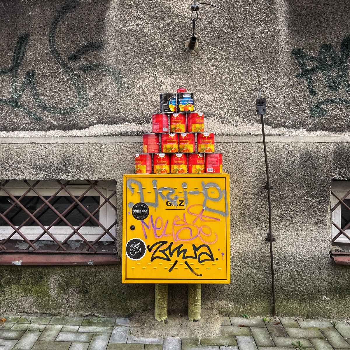 JUrbaniuk's tweet photo. A czy ty, dekoratorze wystaw, trenujesz przed swoim okresem próbnym w nowej robocie?
#urbseye #Krowodrza #Cracow #cans https://t.co/rNk69ZVa5a