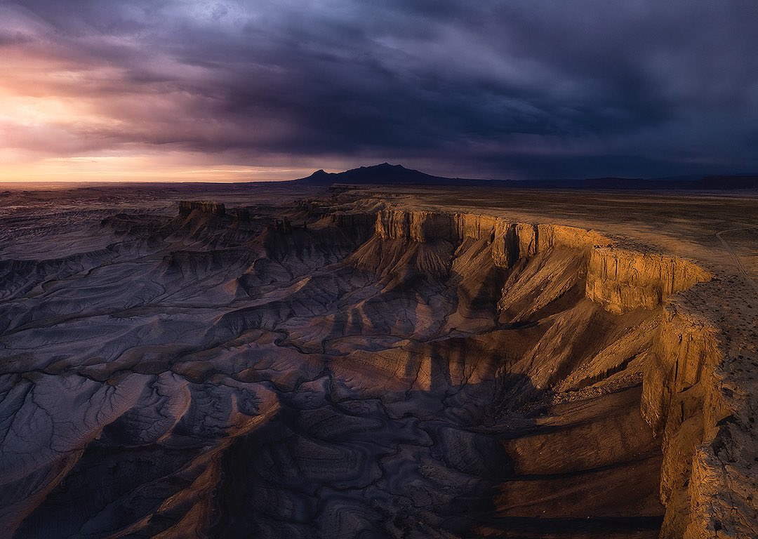 ArmandSarlangue's tweet photo. GM frens ☺️

Alien landscape 👽
+ stormy sunrise 🌩

Happy Friday 💛 https://t.co/brcv3TfVqW