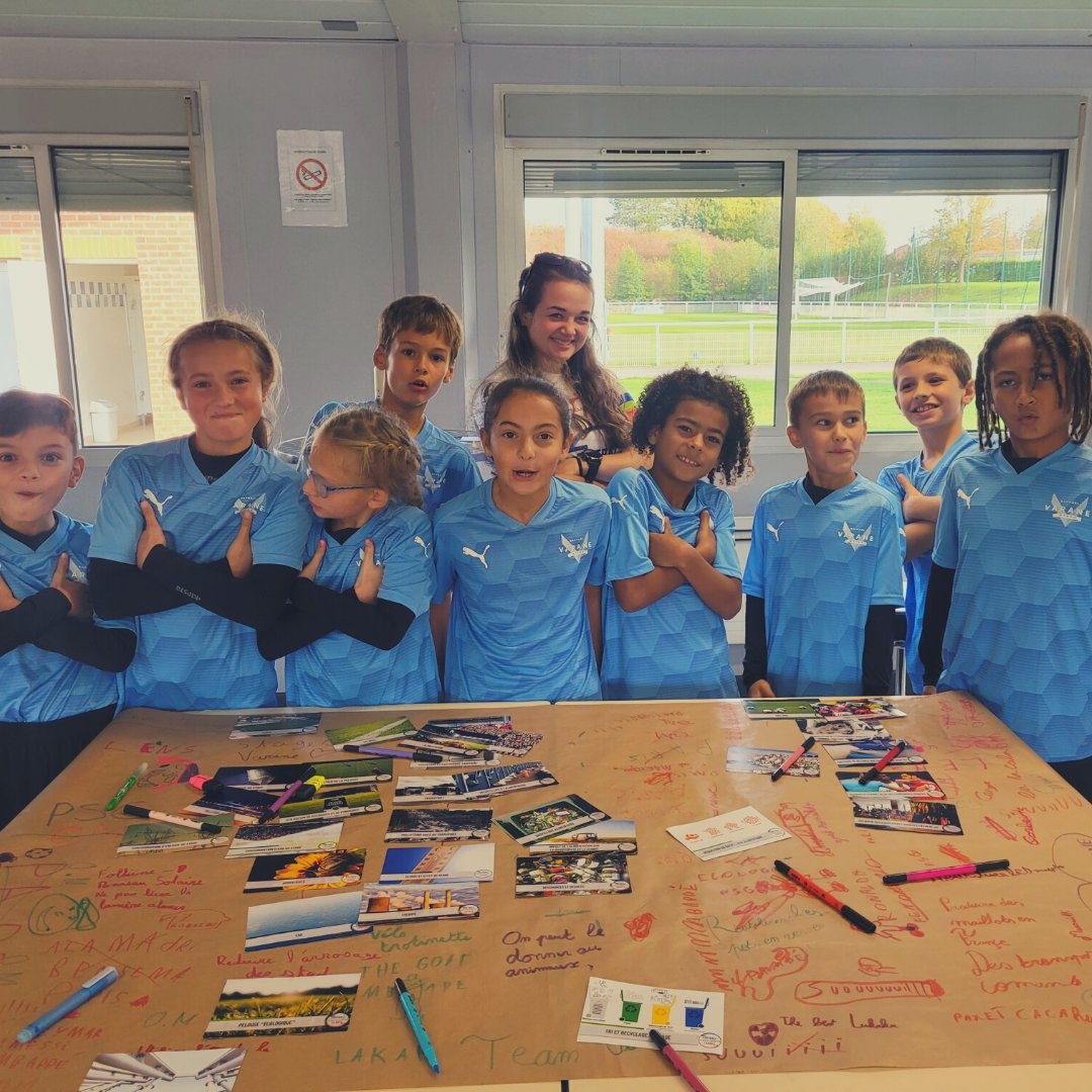 FootEcologieFr's tweet photo. 🎃 À l'occasion des vacances scolaires de la Toussaint, nous avons eu le plaisir d'intervenir pour les Stages Varane à Aniche et à Hem (59) !

Au total, ce sont 1️⃣ 2️⃣ fresques qui ont été réalisées pour 1️⃣ 2️⃣ 0️⃣ enfants sensibilisé/es ! 

#football #ecologie #stages #teamvarane https://t.co/YX4acYuK3L