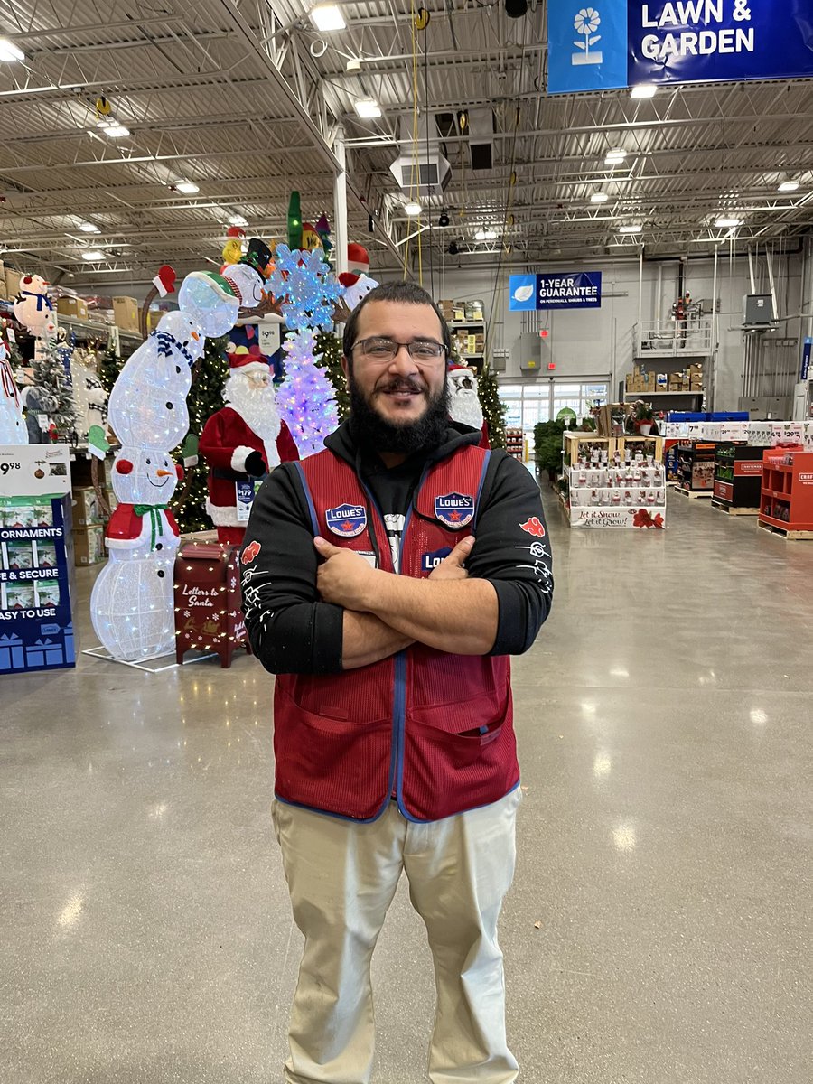 Chuck_Padre's tweet photo. Lowes Newington finishing off the week with Juan taking care of our pro customers with six MVP sign ups.#r30blitz https://t.co/QIpUjEPBn7