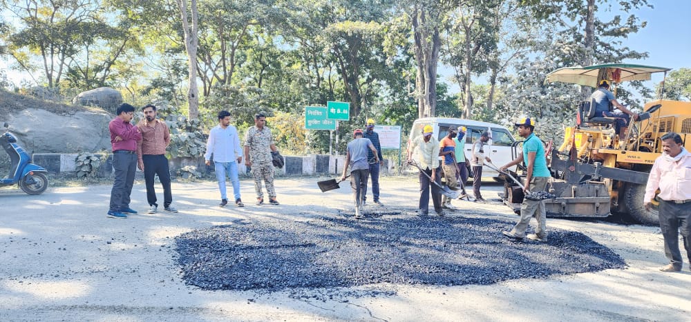 DPRChhattisgarh's tweet photo. केशकाल घाटी में आवागमन जल्द होगी सुगम
सड़कों के पेंच रिपेयर कार्य की गुणवत्ता सुनिश्चित करने 5 सब इंजीनियरों की ड्यूटी।
भारी मालवाहकों के लिए वैकल्पिक मार्ग निर्धारित
@PWDCgGov
#RoadConstructions #CGGovt #GoodGovernance #Chhattisgarh https://t.co/ObYIOywOpw