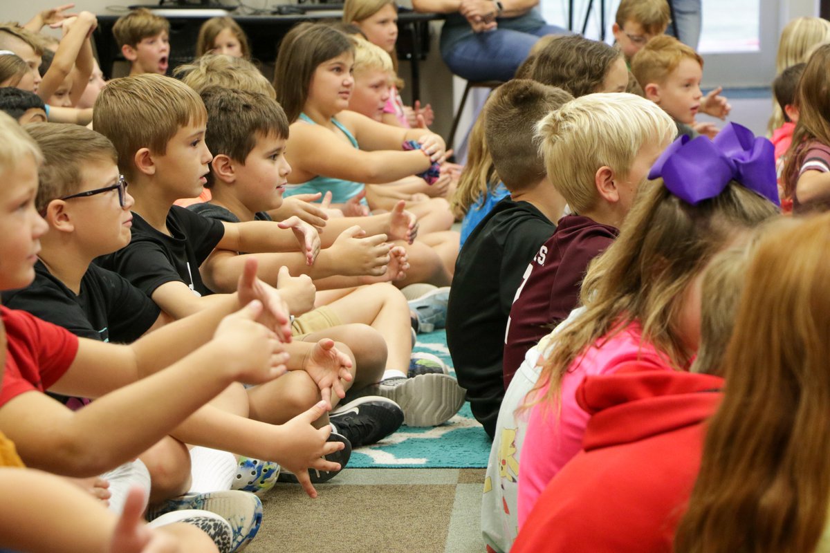 TXForestService's tweet photo. Our foresters are celebrating #TexasArborDay through school presentations and tree plantings across the state today! Over 90 foresters made presentations to schools across the state this morning, giving students over 1,000 tree seedlings. 👉 https://t.co/P7gqVnARit https://t.co/OKwGxuoZ4f