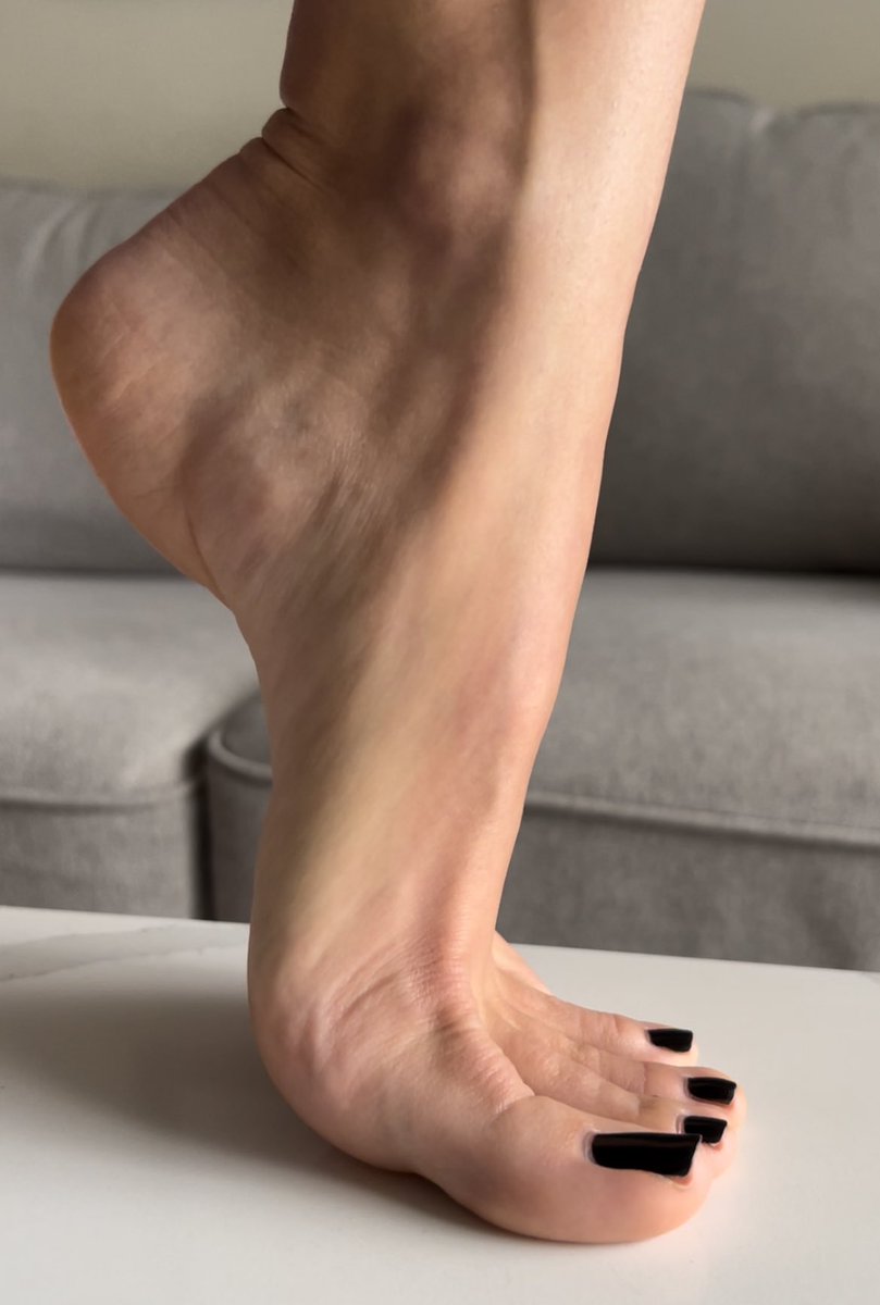 fxxtcandy's tweet photo. Just my arches, toes, veins, and heel … a quick pic 😜 https://t.co/Q1wonoKHHX