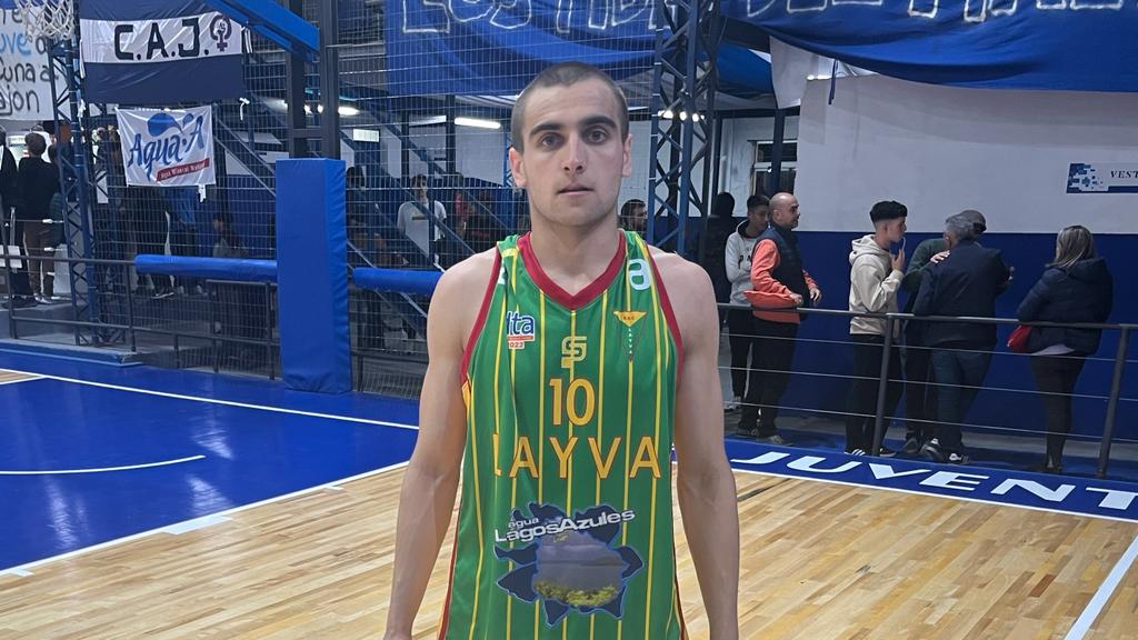 BasquetTotal's tweet photo. #DTAxBT | "EL TRIUNFO ES PARA LA GENTE QUE NO FALTA NUNCA"

Layva logró su primer triunfo en el torneo en la visita a Juventud de Las Piedras. Al término del partido @Ieandromayo charló con Juan Olave, figura en el Auriverde. 

👉 https://t.co/DciMRuEku1 https://t.co/vcL9JUcEBZ