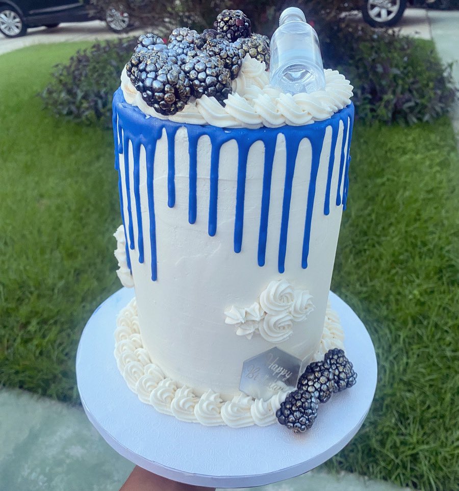 BADD_Batter's tweet photo. Take advantage of the NOVEMBER SPECIAL: Get ANY Custom Theme 1 Tier Cake &amp; 1 Dozen of custom treats for only $150!
Sale ends 11/18/22 
DONT MISS IT #BookBADDBatter #NOLACakes #NOLABakery https://t.co/9UlDV9BASC