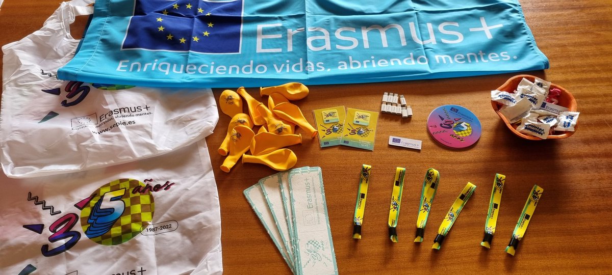 IVecindario's tweet photo. Por fin nos llegaron los obsequios por la participación del @IVecindario en los #Erasmusdays con sus proyectos Todo incluido #ALIN y Cambiemos nosotros, después el mundo #CMWA @sepiegob @OPEECanarias https://t.co/0hhuuFMFfz
