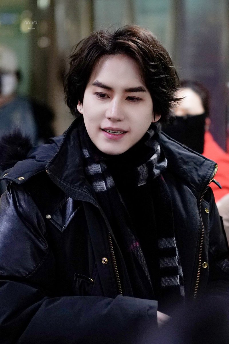 what's keeping people from casting kyuhyun as a vampire he clearly has the looks for that already