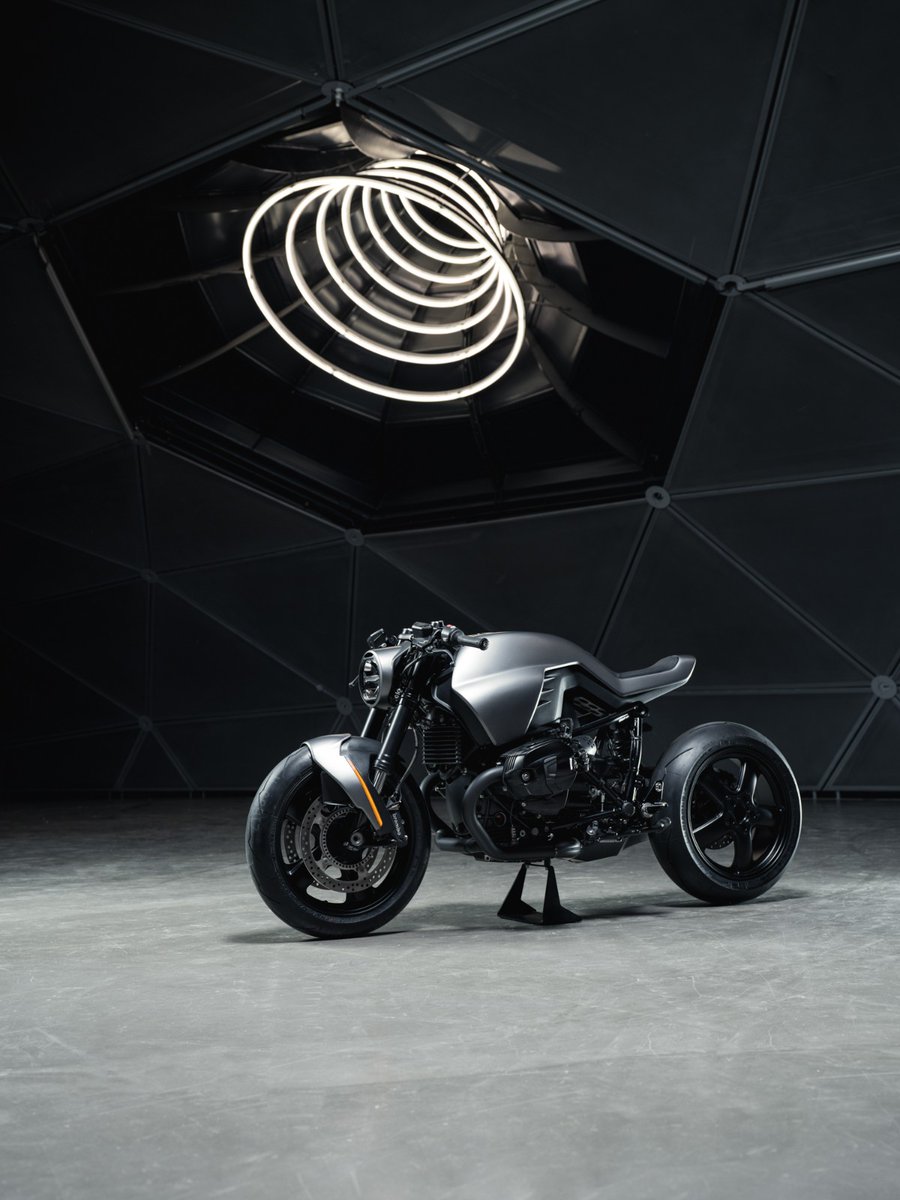BMWMotorrad's tweet photo. #CustomBikeCheck! Handmade aluminium bodywork, 3D printed parts and a perforated leather seat — this customised BMW #RnineT looks like it came from another planet! What do you think? 🛸
🛠️: vagabund_moto (IG)
#MakeLifeARide #CustomBike #NotForSale #BMWMotorrad https://t.co/h0qCWSh5zz