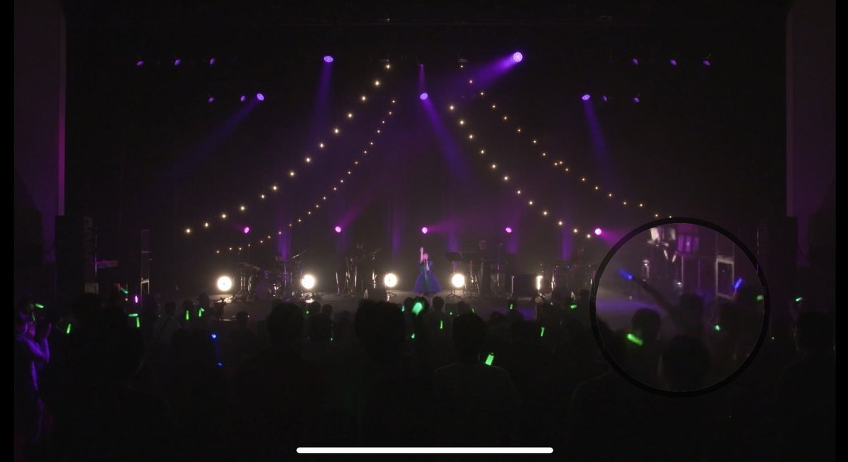 hekirushiina417's tweet photo. 眠れる森だけ青にしてたからすぐにわかった💡この最前列で腕をビッと伸ばしてるのが私😆へきるさん、あなたのファンがここに居ますよ〜！と言わんばかりの全力ですね💦配信で見てると楽しみ過ぎてる自分が見れてウケる🤣
＃椎名へきる ＃NonFes https://t.co/ETGh4Vnt8n