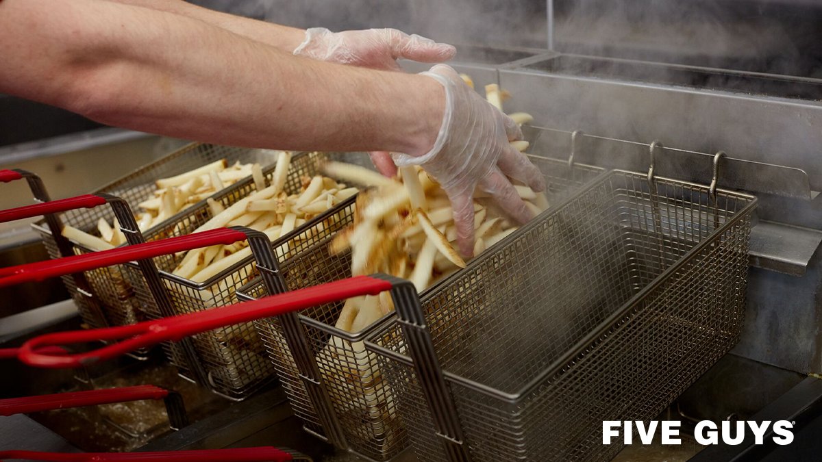 FiveGuys_Crew's tweet photo. It's Fryday so just in case you forgot, we still cut all of our potatoes by hand! Come see more of the cool things we do by checking out https://t.co/Q0Ug3PY5zK! https://t.co/RHuyKPEvVp