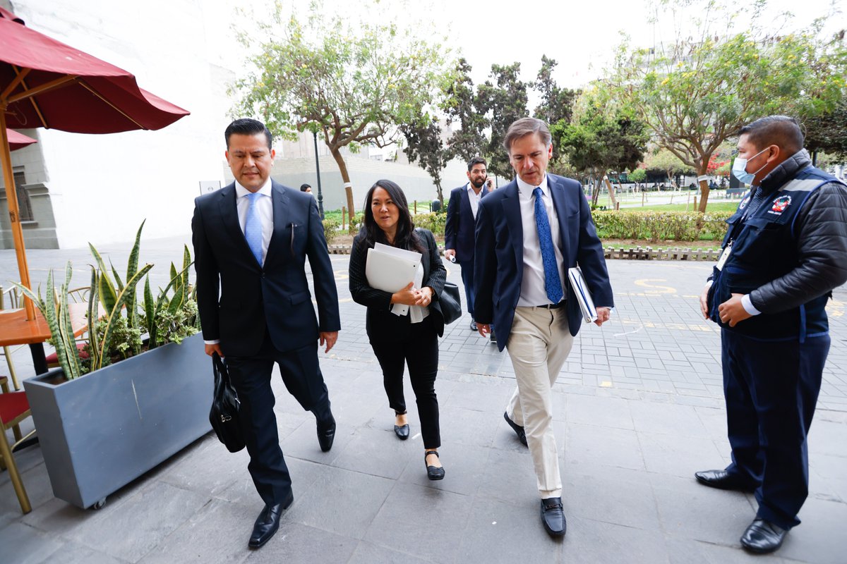 ¡Por un mejor servicio! El personal del Mega ALEGRA de Lima Centro, recibió al vicepresidente del <a href="/BancoMundialLAC/">Banco Mundial | América Latina y el Caribe</a>, Carlos Felipe Jaramillo, a fin de dar a conocer las obras de mejoramiento que se realizarán en esta sede de la #DefensaPública.