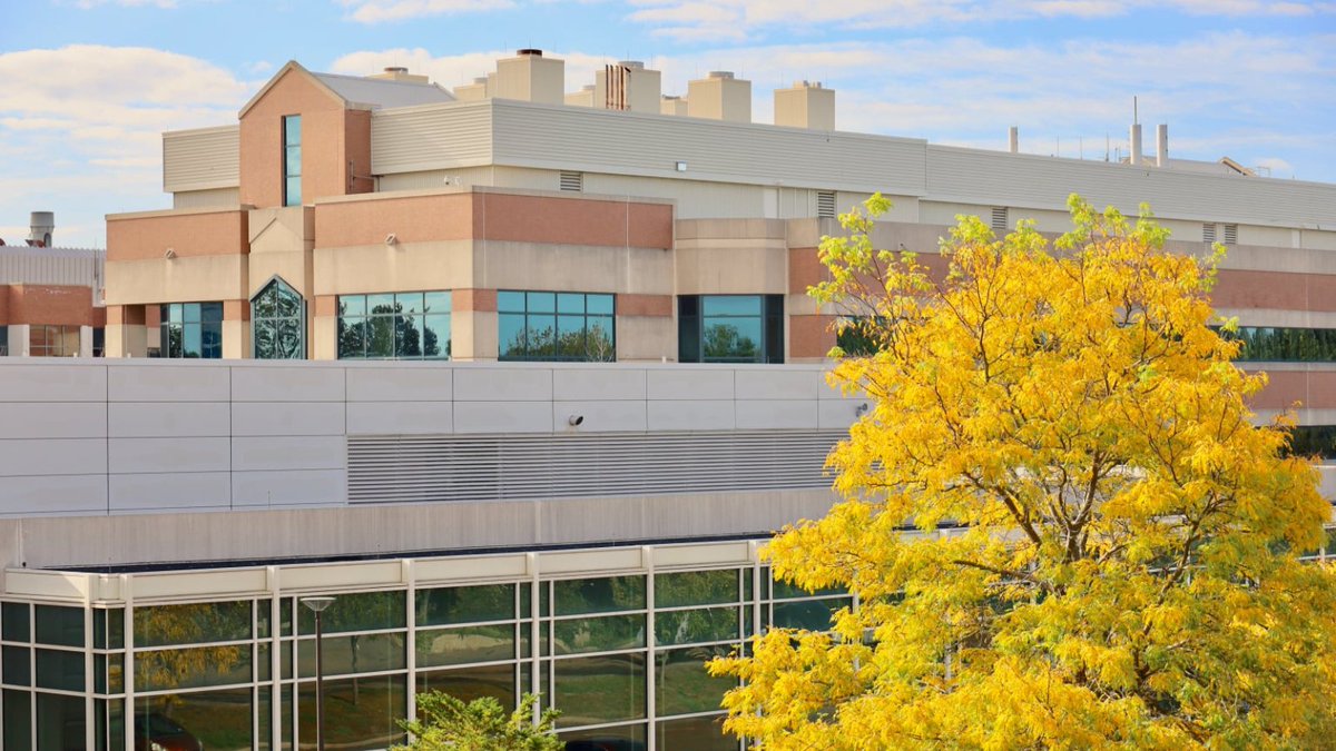 YaleNursing's tweet photo. YSN is located @YaleWestCampus, a site that offers free parking, a free fitness center, and on-site dining.  

Photo tour: https://t.co/uEOUn7I897

See the current staff and faculty opportunities here: https://t.co/F9Q9lmDRpS

#WorkAtYale #WorkAtYSN #OnCallForTheWorld https://t.co/s0ZikvfmJs