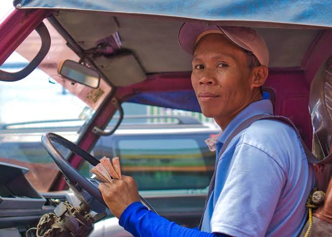 shernetteobrero's tweet photo. @SirEybet Ako ay sumasaludo sa lahat ng jeepney drivers na nagigising tuwing patulog pa lamang ang buwan at mamasada habang tirik ang araw hanggang sa gumabi na. Kayo ang naging tulay upang makapasok ang tulad kong estudyante saaking paaralan.#tweet2speak #maramingsalamat #saludokamisainyo https://t.co/lDogO55QTU