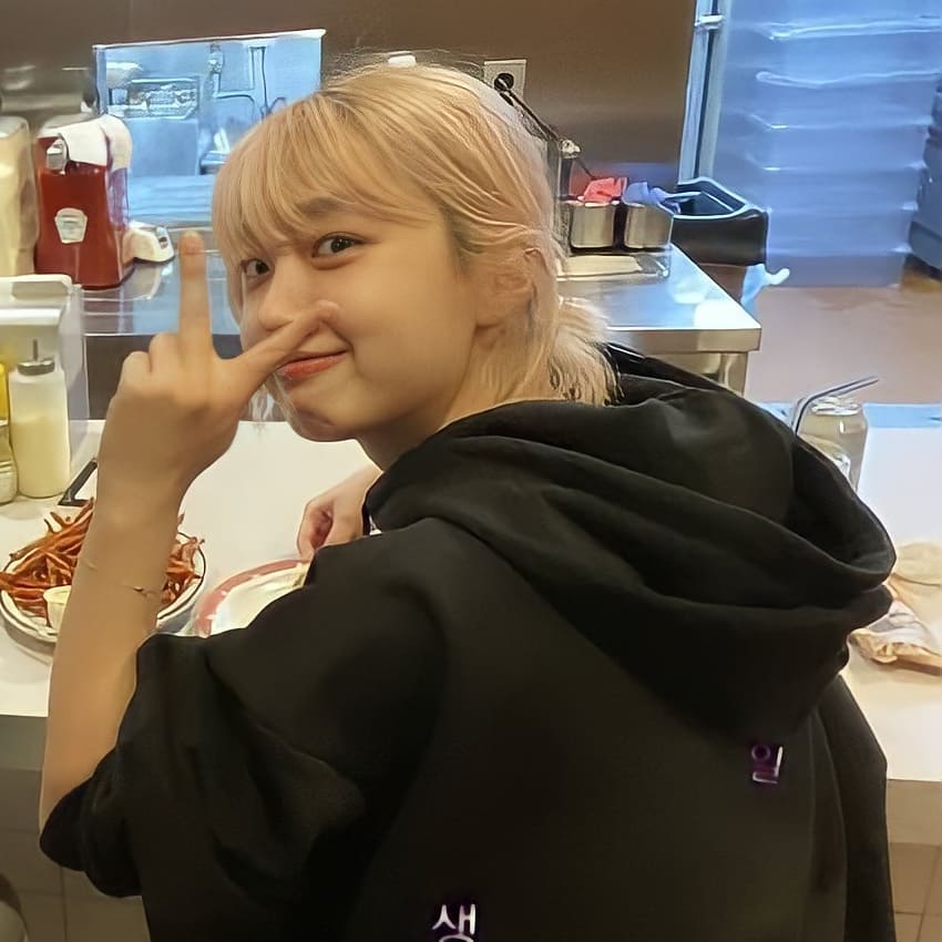 adorarescence's tweet photo. what is/are you fave adora photo/s? 🥺🫶🏼 mine are:

#A_MAGICAL_YEAR_WITH_ADORA
#천방지축_아도라의_빛나는_별하나 
#아도라 #ADORA https://t.co/QowlUSJoLr