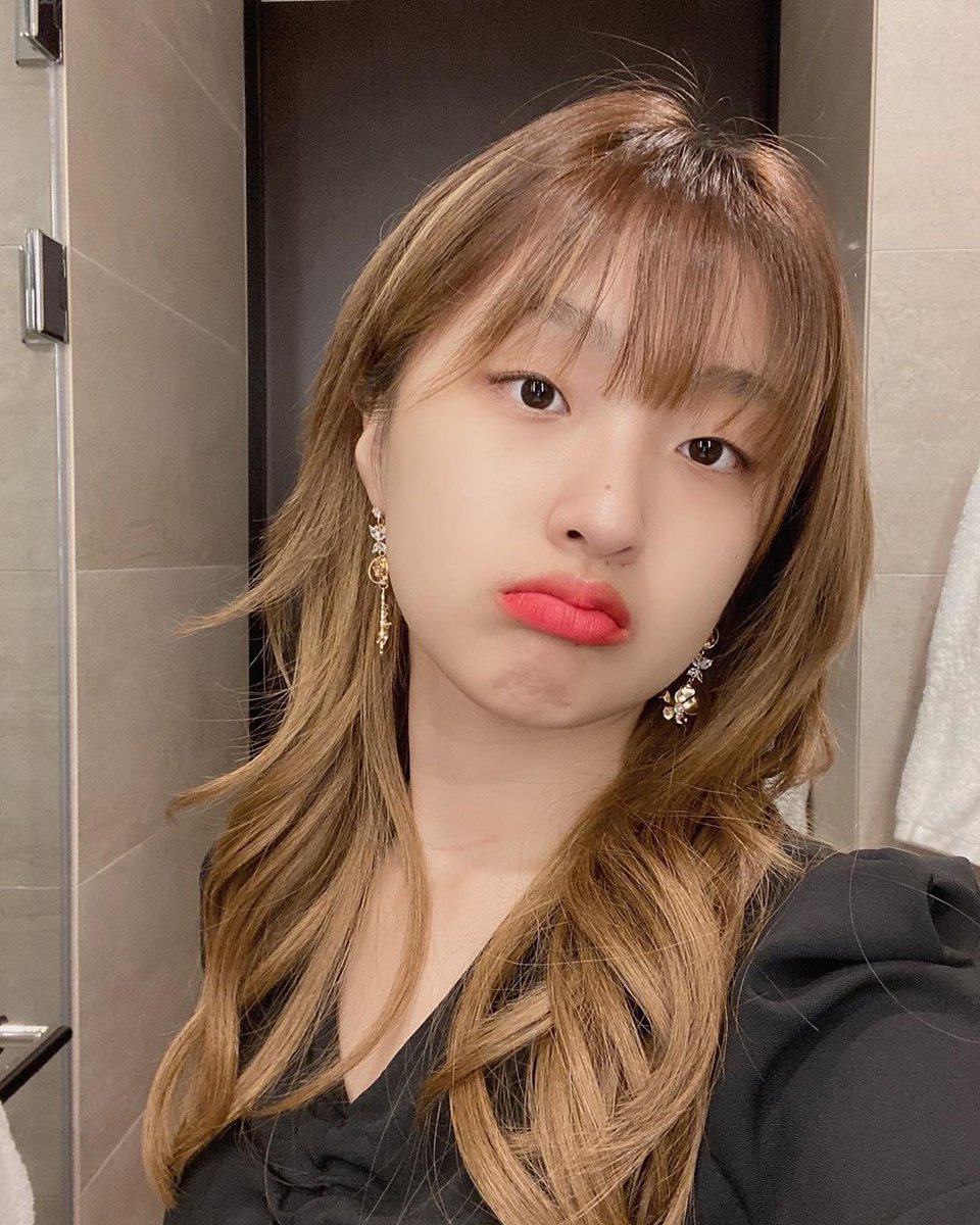adorarescence's tweet photo. what is/are you fave adora photo/s? 🥺🫶🏼 mine are:

#A_MAGICAL_YEAR_WITH_ADORA
#천방지축_아도라의_빛나는_별하나 
#아도라 #ADORA https://t.co/QowlUSJoLr
