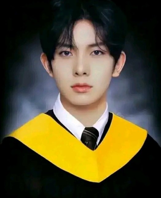 IN2EVAN's tweet photo. — a #heesun few tweet au

"our graduation day" wherein shannon (ksn) decided to confess to his  six years crush hans (lhs) on their graduation day...... is it really the perfect timing? https://t.co/ENZi5iS46F