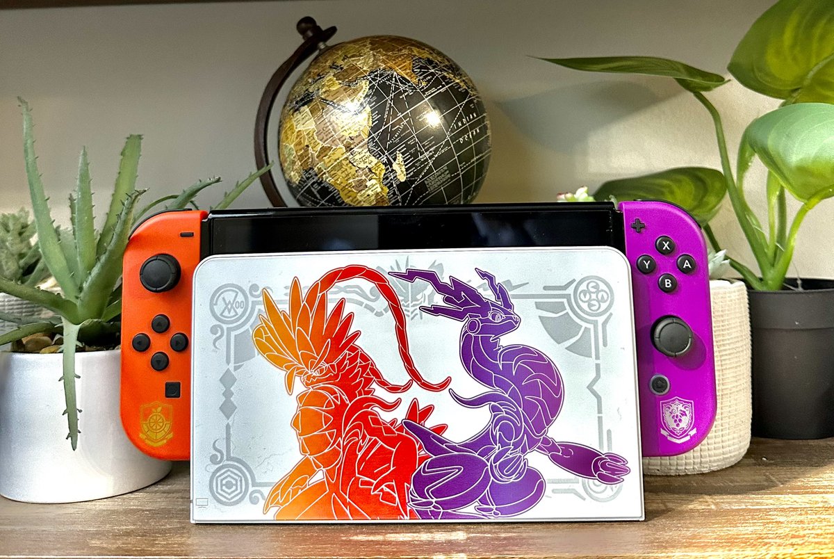T1LLERg's tweet photo. OFFICIALLY MY NEW FAVORITE SWITCH!!!! 

What a beauty!!! 

#PokemonScarletandviolet #NintendoSwitch https://t.co/LYZDZuZcco