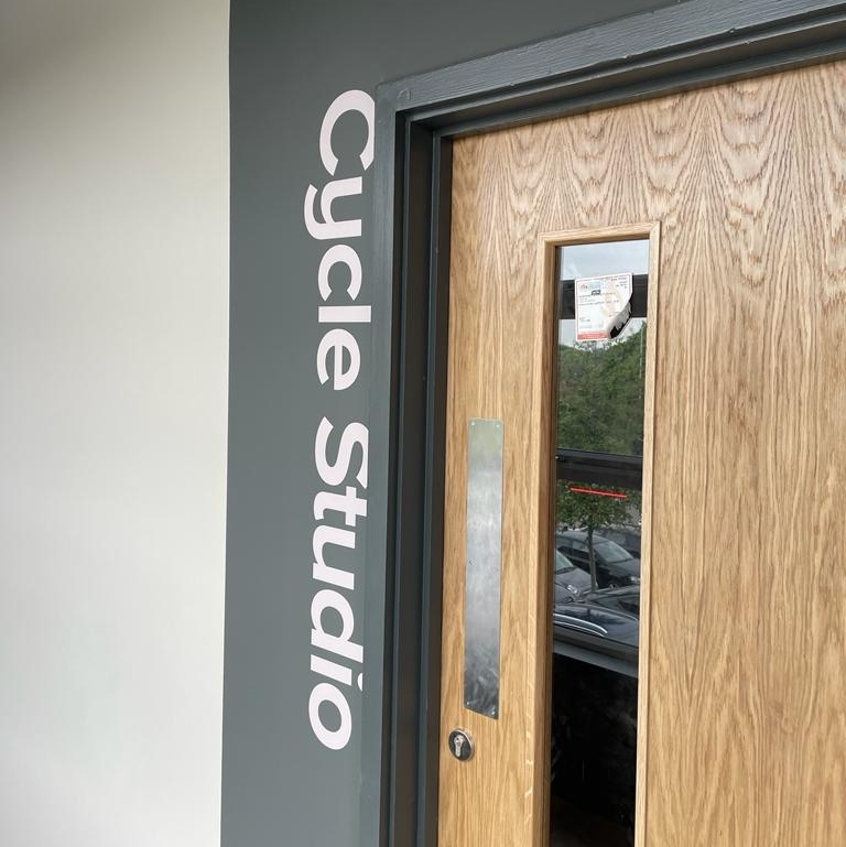 Sign_SolutionUK's tweet photo. Back in Spring we worked closely with Ollie + Moo Creative from design to install, and created some simple yet effective wayfinding for Lifestyle Fitness at Goff's Academy. Bringing a minimalistic design to a modern atmosphere, this gym area looks clean and sleek! 🤩

#signage https://t.co/hEs14VrezQ