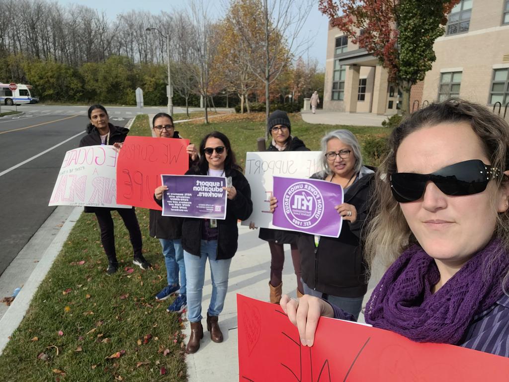 MmeCosgrave's tweet photo. .@fordnation @Sflecce you are in over your heads! You started a fight you can't win!
EVERY @ETFOPeel member who was in the building today was on a picket line at our break!
The community has the back of @osbcucscso
#negociate #39kIsNotEnough #onpoli #OnLab https://t.co/Udoi2WRczN