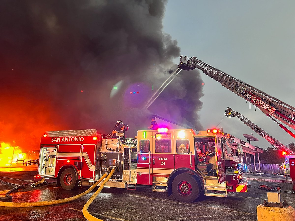 SiddonsMartin's tweet photo. Fantastic shot of San Antonio firefighters working to control flames at a historic bar and dancehall. #PierceOnScene #PiercePerformance https://t.co/fxdhoW4L1o