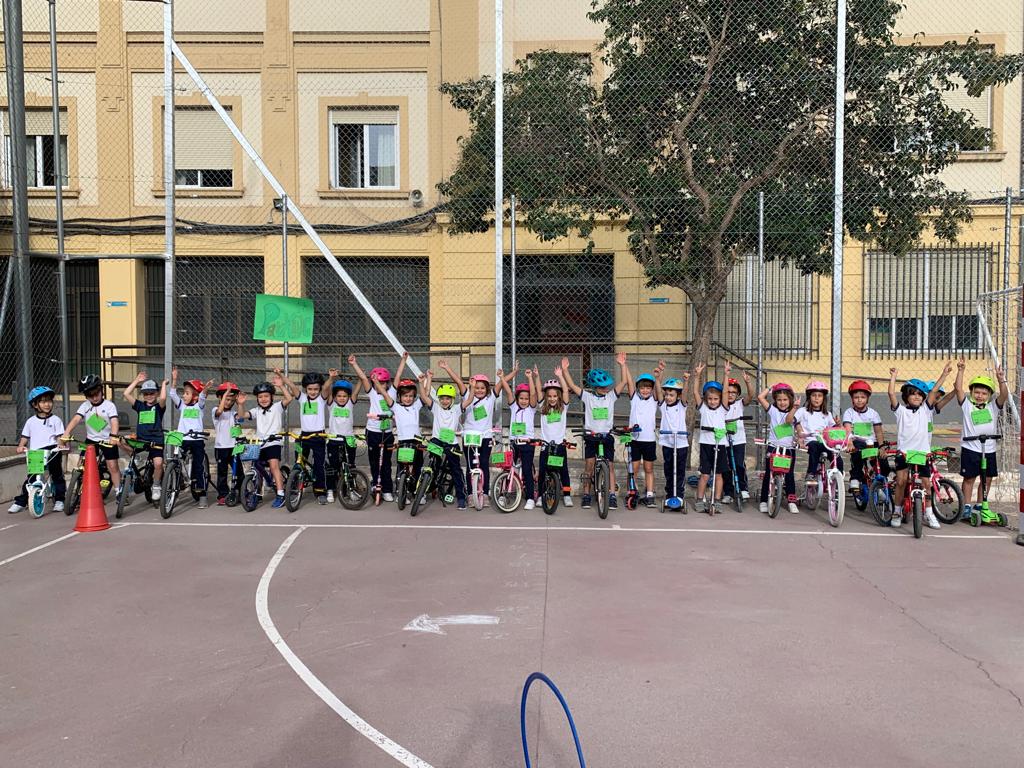ciademariagr's tweet photo. Hoy hemos celebrado en el cole el Día de la Bici y Seguridad Vial del primer ciclo de #primaria. Gracias a alumnos, profes, prácticos y padres por hacerlo posible. #diadelabici #seguridadvial #ODN #epdh #comprometidoscrecemoscomopersonas https://t.co/bGNFnONGsD