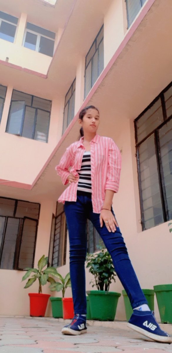 32Nisha's tweet photo. When you arrived too early in college😅😅😅 #selfobsessed #college #Badarnisha https://t.co/PElwiclnOt
