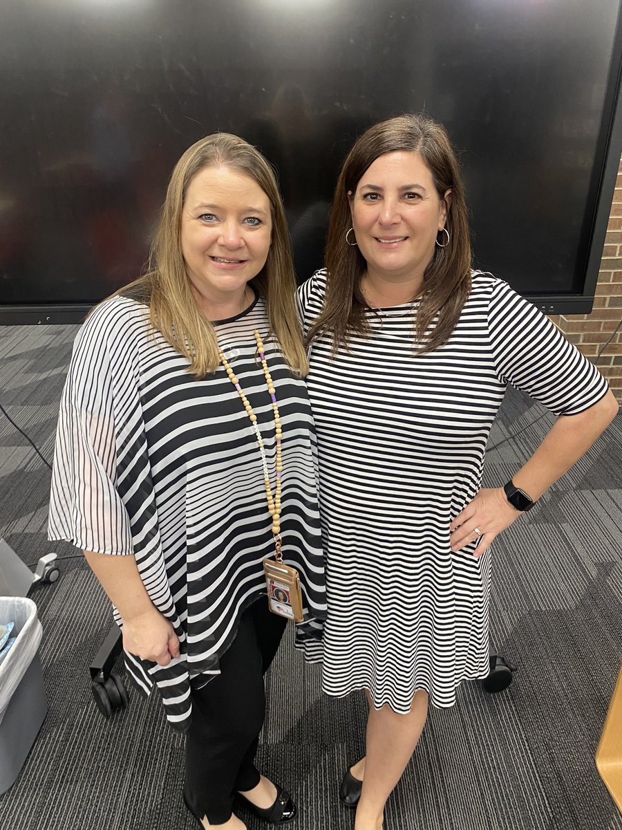 Love them. And no, <a href="/mkarnold/">Melissa Arnold</a> and I didn’t coordinate. We always do this! @GOATBorenstein <a href="/coppelleast/">Coppell Middle School East</a> #broncosignite