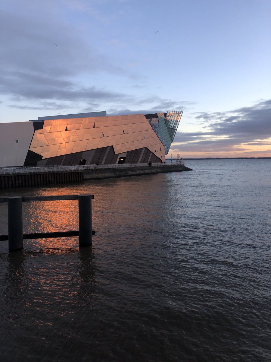 kaslade's tweet photo. #Hull looking good as the sun sets ⁦@TheDeepHull⁩ https://t.co/hZw6uXCW23