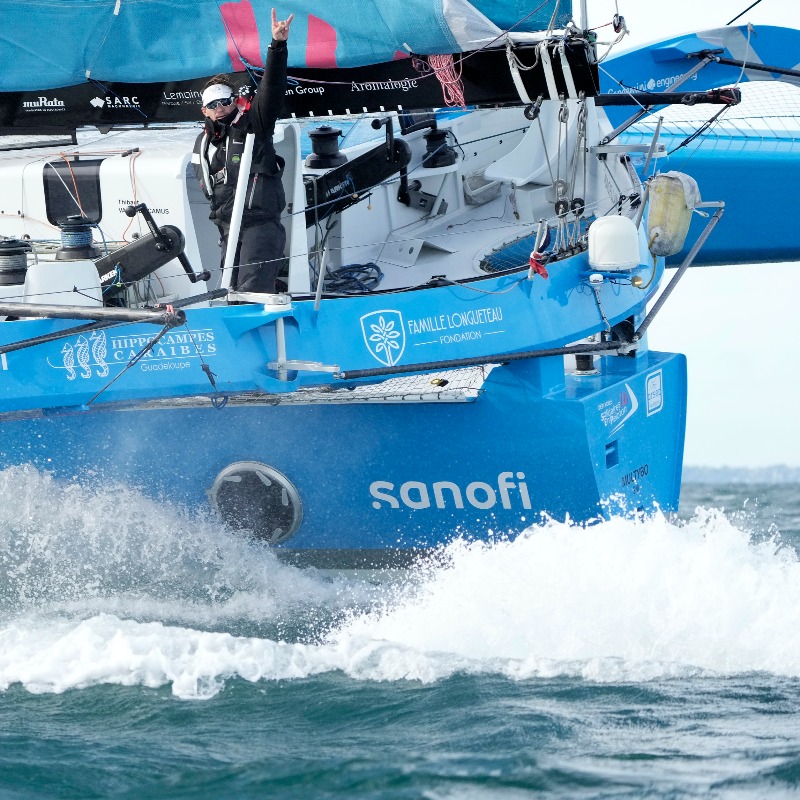 SanofiGenzymeFR's tweet photo. À vos marques… Prêts ? Partez !

1 homme🙋‍♂️ 1 bateau⛵ 1 cause💜
En route avec le trimaran @DefiVoileSEP @FondationARSEP pour l'aventure #RDR2022, porteuse d’espoir pour faire connaître la #SEP 

#VaincreEnsembleLaScléroseEnPlaques #BonVent

📢 Suivez son avancée en commentaires