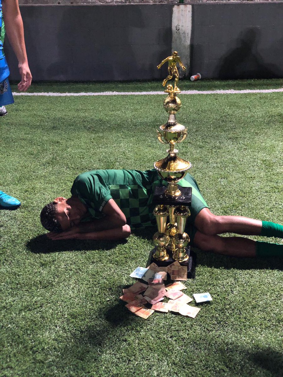 LittleCoutto21's tweet photo. Bicampeão tá amor 🇪🇪🏆🏆 @RevoadaFC9 https://t.co/wuDXB46wpn