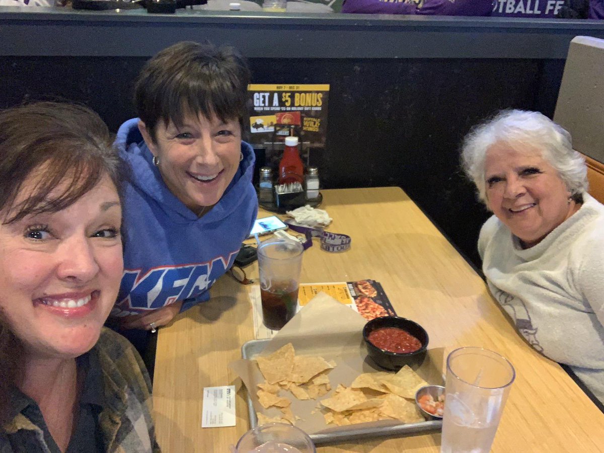 kd66bug's tweet photo. Feasting @BWWings Elk River! #SKOL #sixandone https://t.co/Swgzoi6t8r